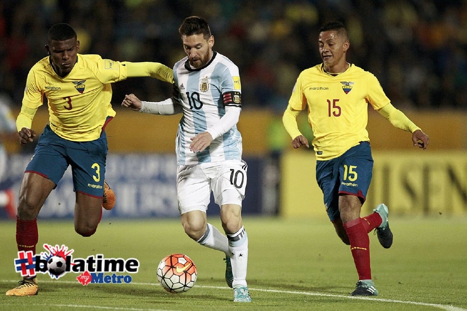 MESSI (tengah) jaring tiga gol bawa Argentina ke Piala Dunia. -Foto AFP