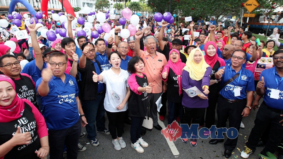 SHAHARUDIN (tengah) bergambar  bersama warga pendidik dan pelajar, ketika majlis Pelancaran Gerakan Massa Terima Kasih Cikgu Peringkat Negeri Johor. FOTO Mohd Azren Jamaludin