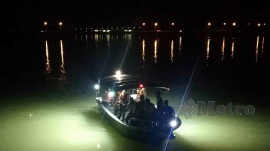 ANGGOTA Pasukan Penyelamat Di Air (PPDA) melakukan usaha mencari dan menyelamat Ahmad Akil Fadlullah yang dikhuatiri lemas di Sungai Manir. FOTO ihsan Bomba