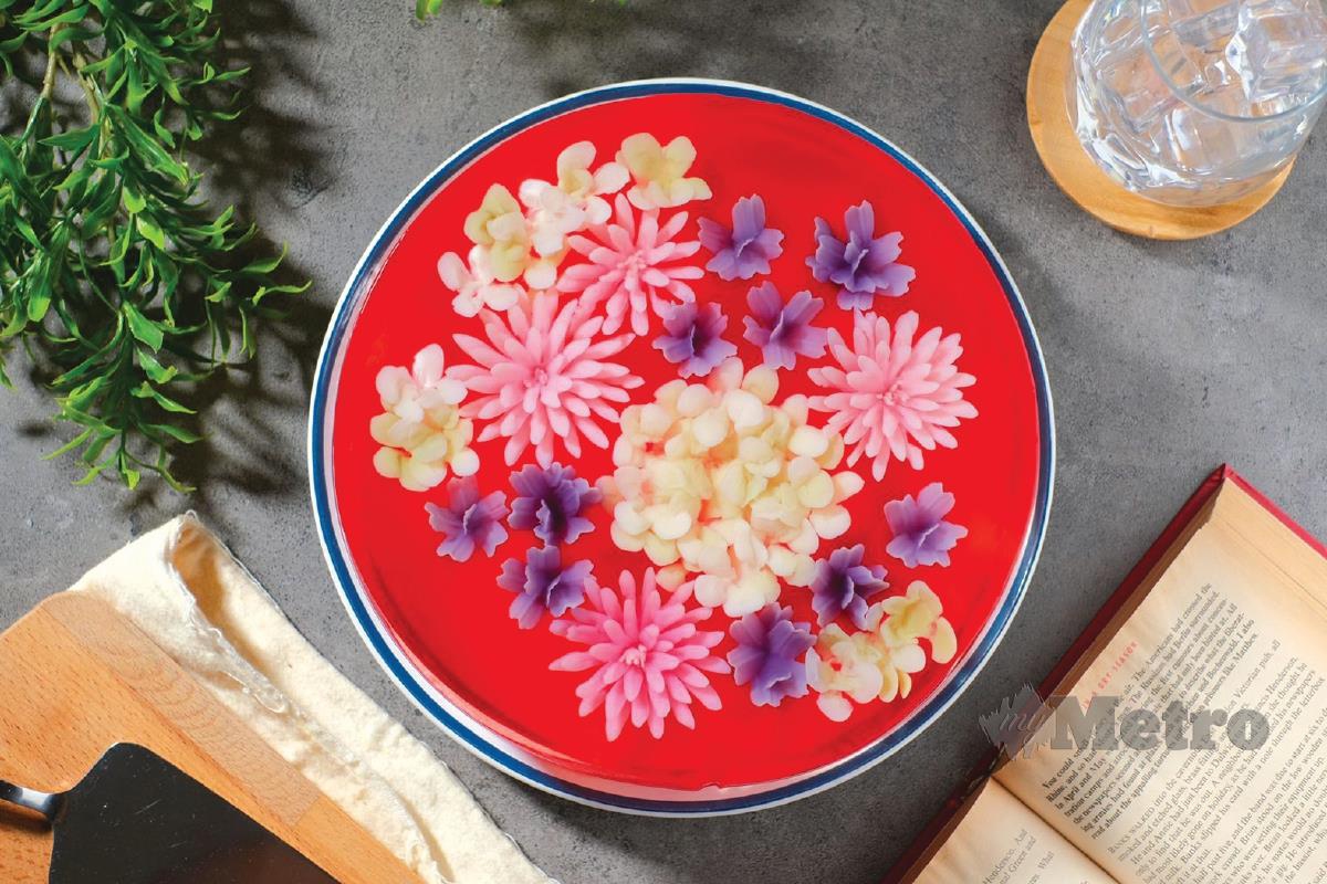CORAK bunga berbentuk 3D di dalam kek jeli 3D yang dihasilkan Sumayah.