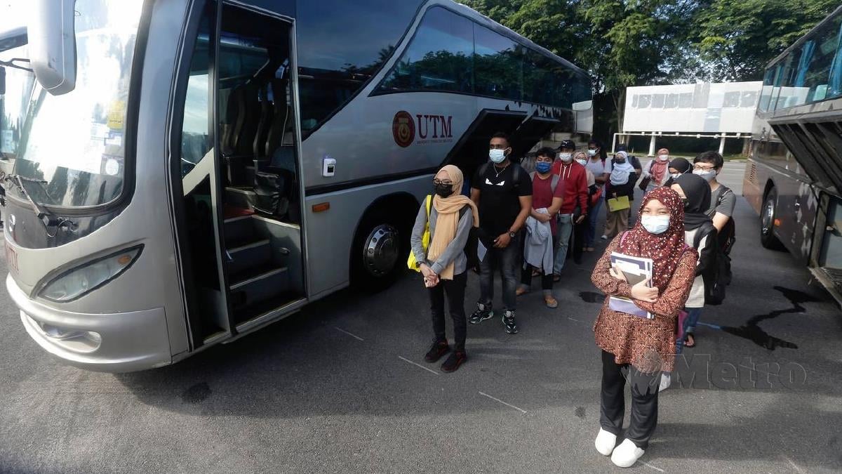 ANTARA penuntut yang dibenarkan pulang menaiki bas disediakan pihak universiti di UTM Skudai. FOTO Nur Aisyah Mazalan