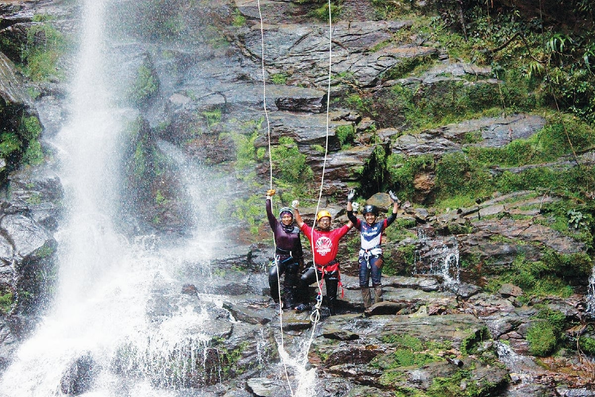 KEPUASAN jelas di wajah peserta Expedisi Upside Down Bonda Mandi di Gunung Jerai,Kedah selepas melakukan abseiling menuruni dinding batu air terjun setinggi 60 meter. 