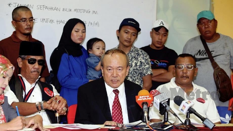 KAMARUDIN (tengah) ketika sidang media di Pasir Gudang. FOTO Hairul Anuar Rahim