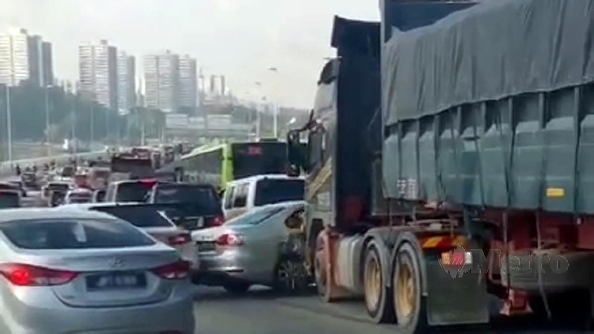 INSIDEN sebuah lori yang merempuh beberapa kenderaan yang memenuhi Tambak Johor. FOTO tular 