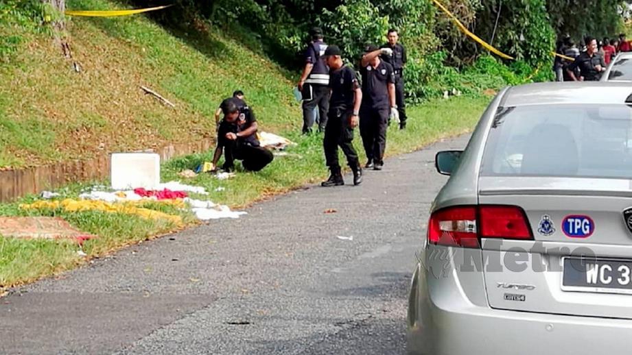 POLIS memeriksa kawasan mayat remaja lelaki ditemui. FOTO ihsan pembaca