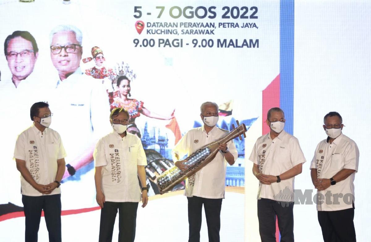 ISMAIL Sabri (tengah) memetik tali Sape sebagai gimik perasmian  Program Jelajah Aspirasi Keluarga Malaysia Negeri Sarawak bersama Abang Johari (dua kiri). FOTO Nadim Bokhari