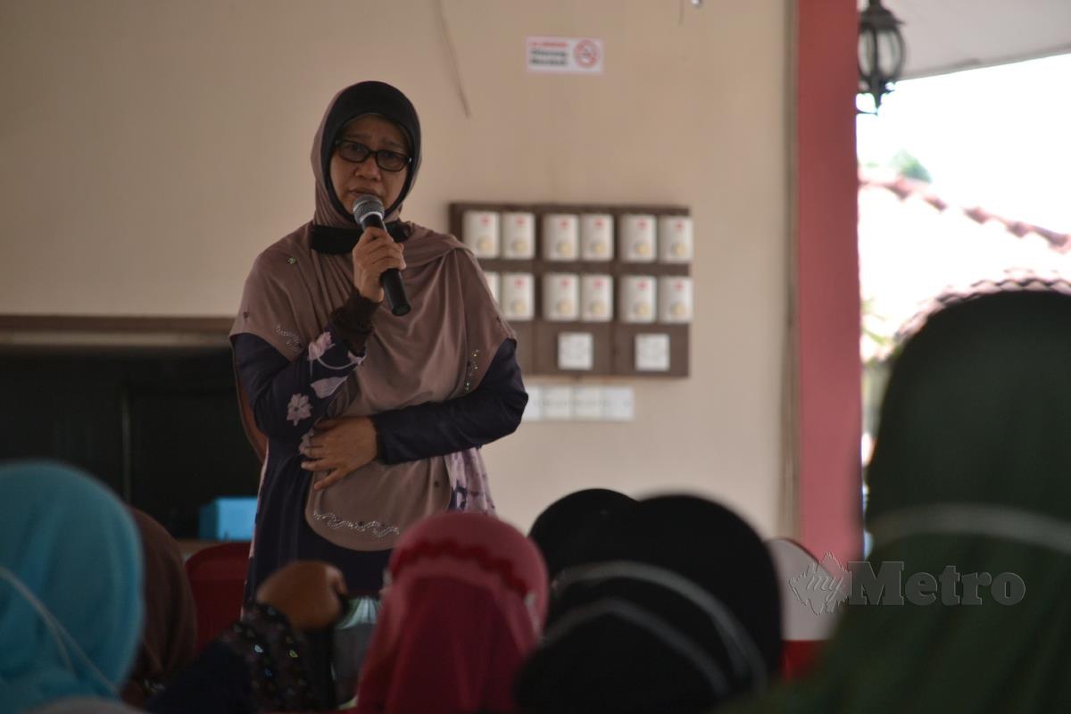 Marina Osman berceramah pada program Persediaan Menuju Ramadan di resort Pantai Padang Kemunting, Masjid Tanah hari ini. FOTO HASSAN OMAR
