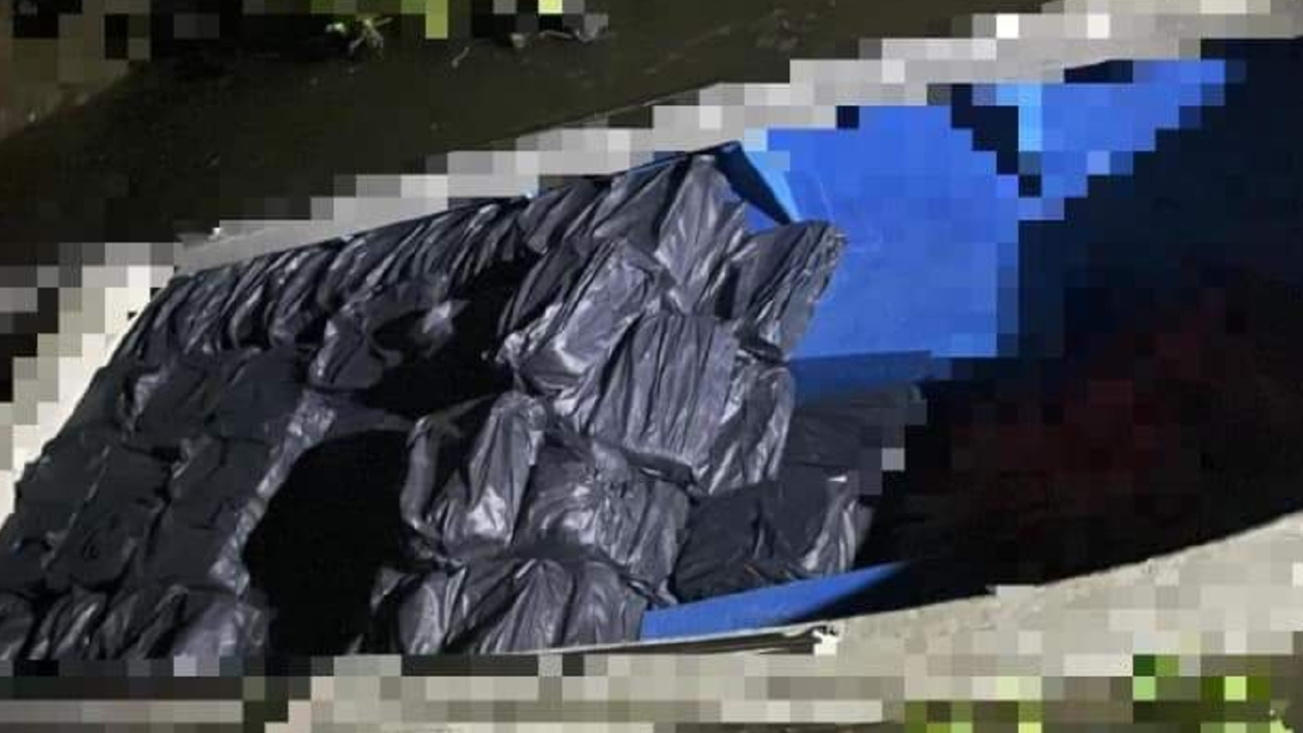 BUNGKUSAN plastik hitam berisi minuman keras yang disyaki dibawa dari Labuan. FOTO Ihsan PPM 