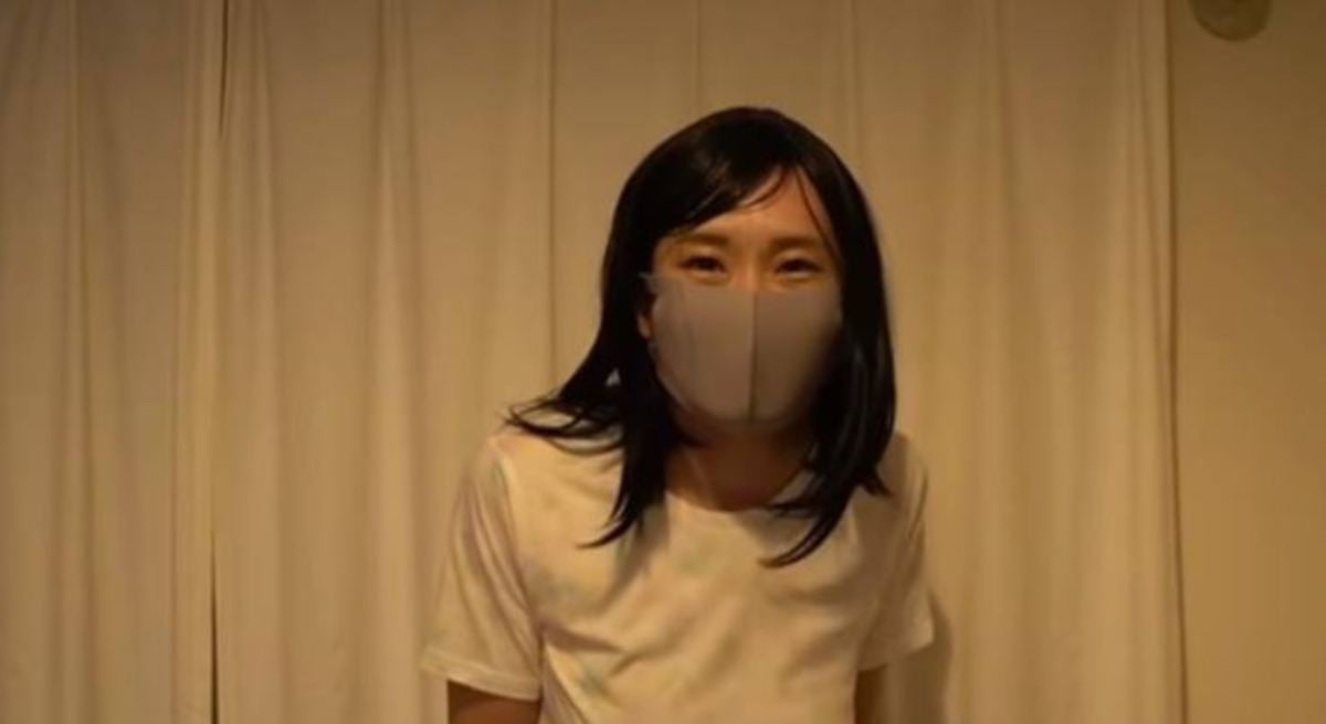 CHIHARU menyamar menjadi wanita di saluran YouTubenya.