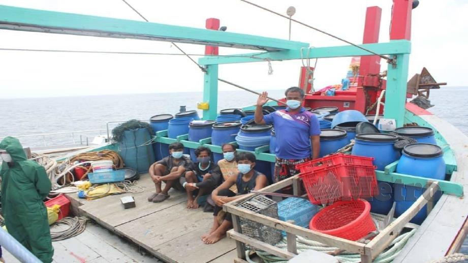 APMM berjaya membebaskan bot nelayan tempatan bersama lima kru yang ditahan kapal Kementerian Kelautan dan Perikanan (KKP) Indonesia, semalam. FOTO ihsan APMM