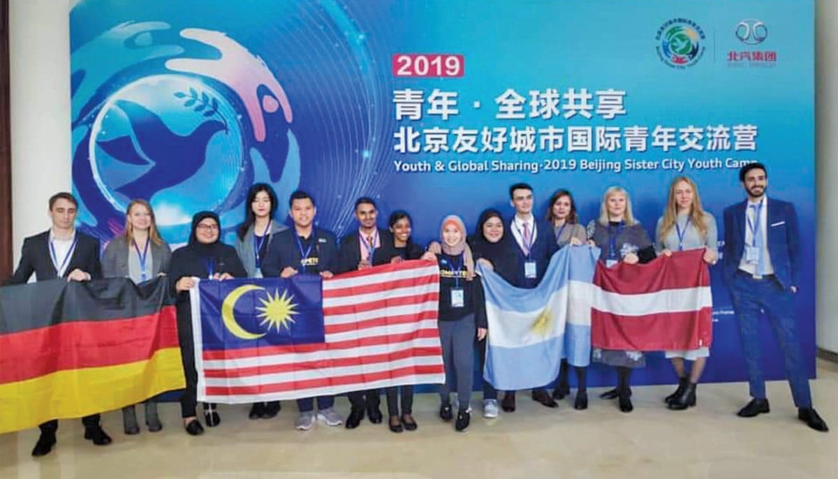 NOR Azizah (tujuh, kanan) menghadiri program pembangunan belia di China pada 2019.