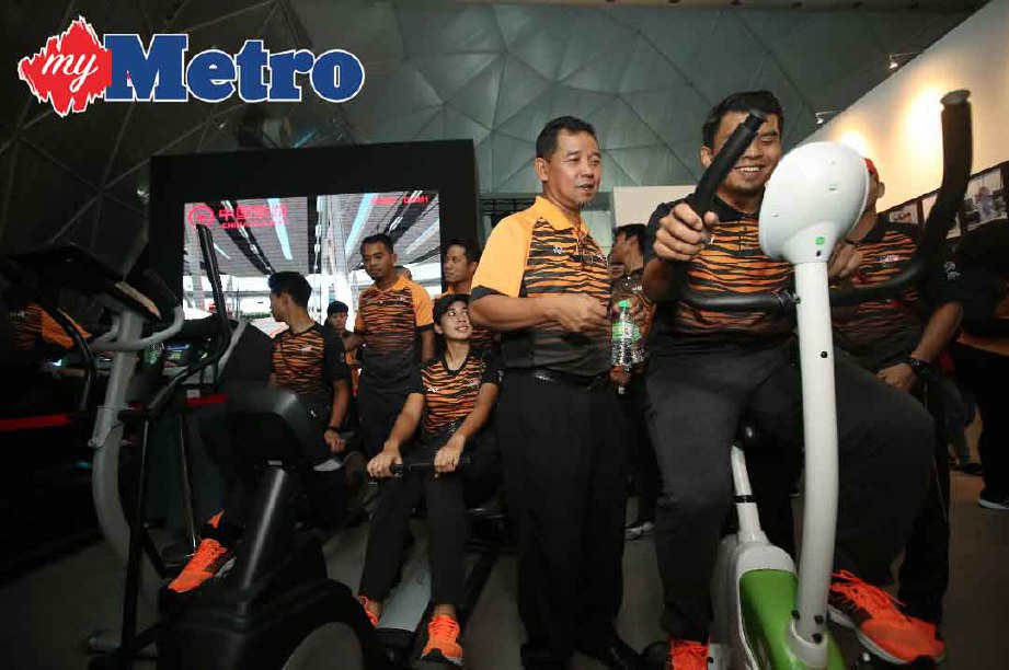SHAPAWI (dua dari kanan) bersama  sebahagian daripada atlet Sukan Sea dan Para Asean ketika melakukan lawatan Ekspo Negaraku di Dataran Merdeka, Kuala Lumpur. -Foto SYARAFIQ ABD SAMAD