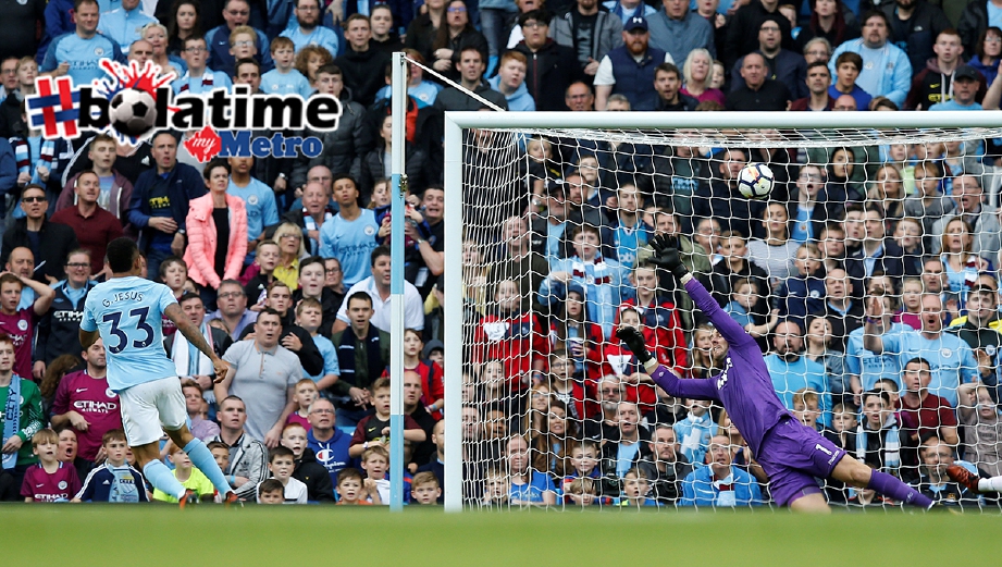 JESUS (kiri) jaring gol keempat City ketika berdepan Stoke. -Foto AFP