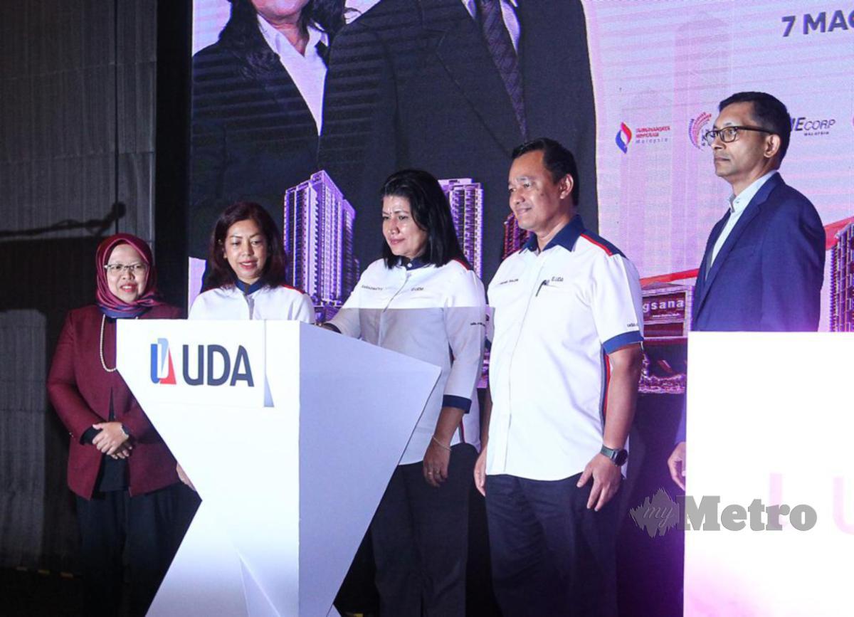TIMBALAN Menteri Pembangunan Usahawan dan Koperasi, Saraswathy Kandasami dan Mohd Salem melancarkan Sukuk Uda Holdings 2023.