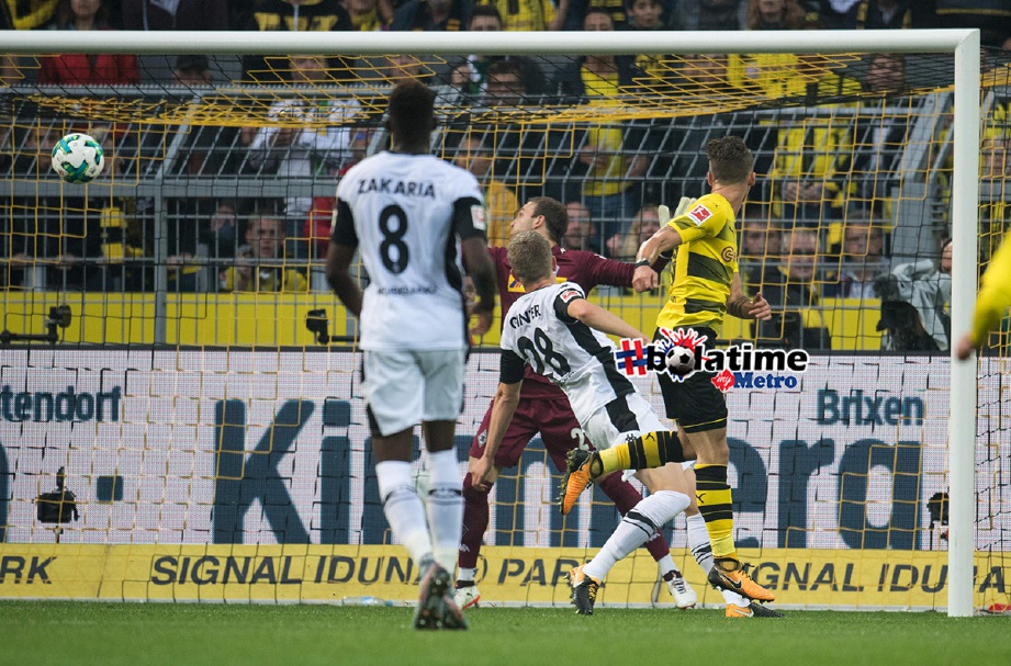PHILIPP (kanan) mulakan pesta gol Dortmund. - Foto AFP