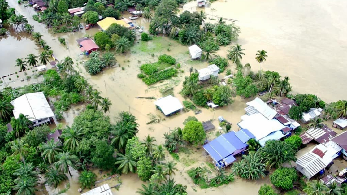 KEADAAN banjir di daerah berkenaan. FOTO Ihsan PDRM