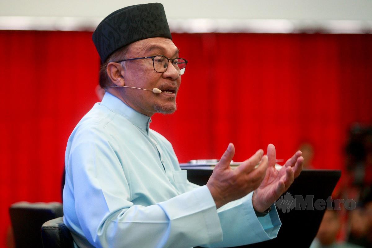 SHAH ALAM 07 APRIL 2023. Perdana Menteri, Datuk Seri Anwar Ibrahim berucap pada Dialog Bersama Majlis Perwakilan Pelajar UiTM Se-Malaysia di UiTM Shah Alam. STR / FAIZ ANUAR