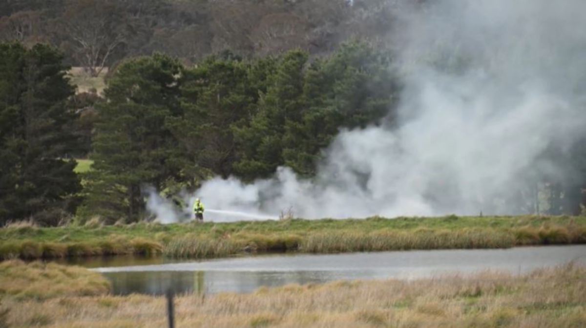 ANGGOTA kecemasan memadam kebakaran akibat pesawat terhempas di kawasan luar bandar New South Wales, semalam. FOTO Agensi.
