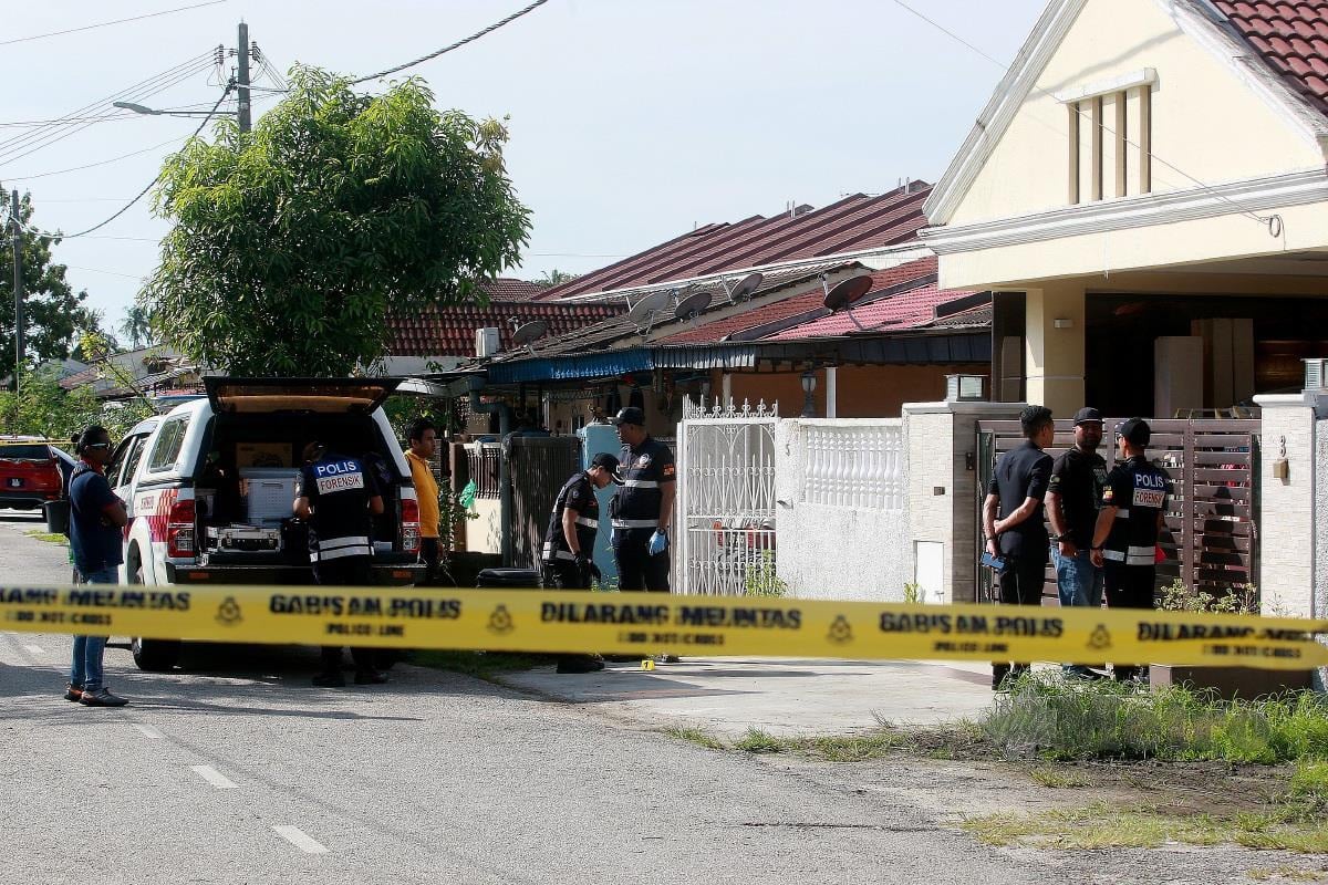 POLIS melakukan pemeriksaan di lokasi kejadian tembak di Jalan Limau Kasturi, Taman Wangi, Klang. FOTO Faiz Anuar.