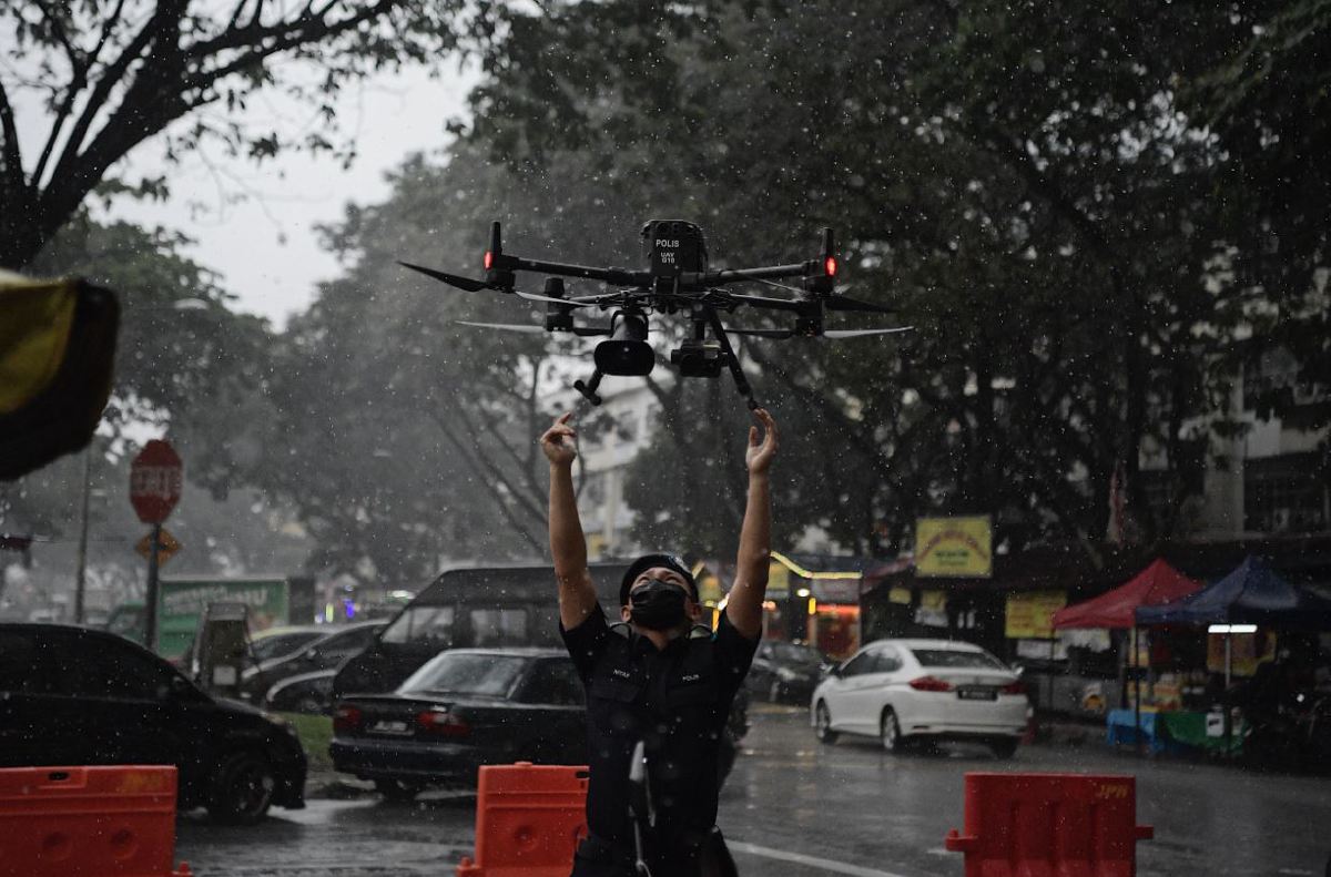 PEGAWAI Unit Dron Pasukan Gerakan Udara (PGU) PDRM menyambut dron yang digunakan untuk memantau persekitaran. FOTO Arkib Bernama.