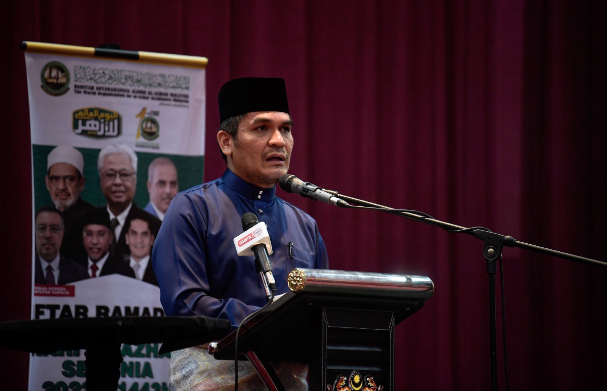 Mohd Radzi ketika menyampaikan ucapan pada Majlis Iftar Ramadan Sempena Sambutan Hari Al-Azhar Sedunia 2022M/M1443H dan Ulang Tahun WOAG Malaysia ke-10. FOTO Bernama.