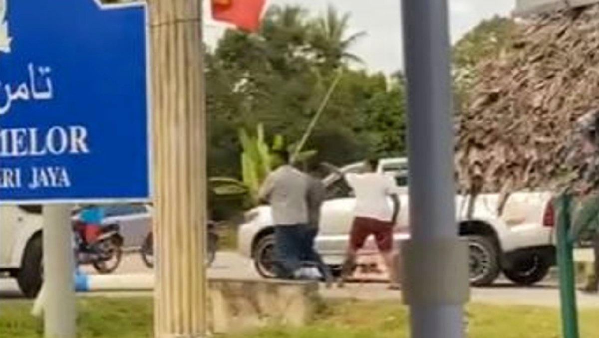 TANGKAP layar video pergaduhan dua kumpulan di Taman Melor, Kampung Kuantan yang tular di media sosial.