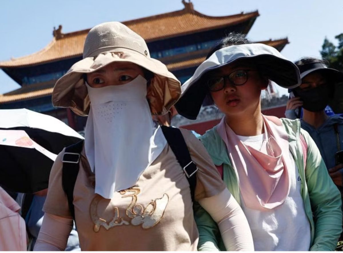 TREND orang ramai di China pakai topi dan pakaian pelindung matahari. FOTO Reuters