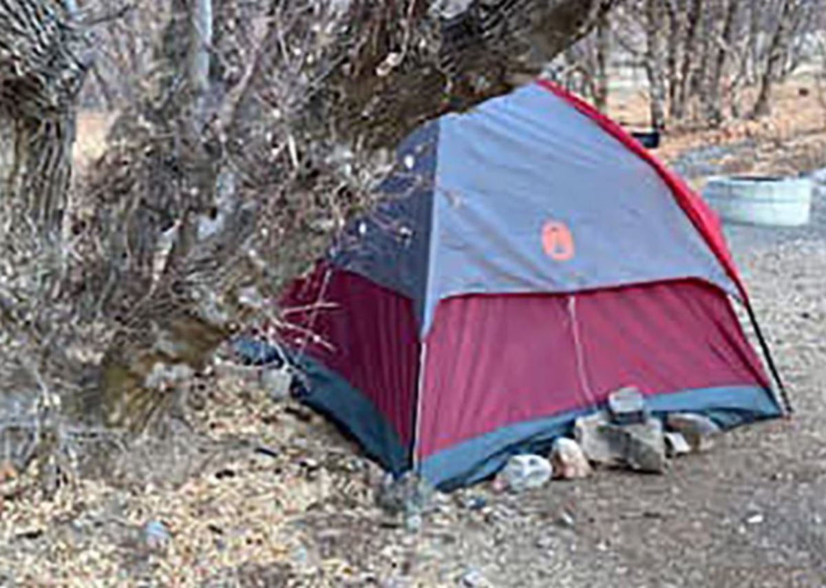WANITA yang hilang enam bulan lalu ditemui masih hidup dengan menetap dalam khemah di hutan Utah. 