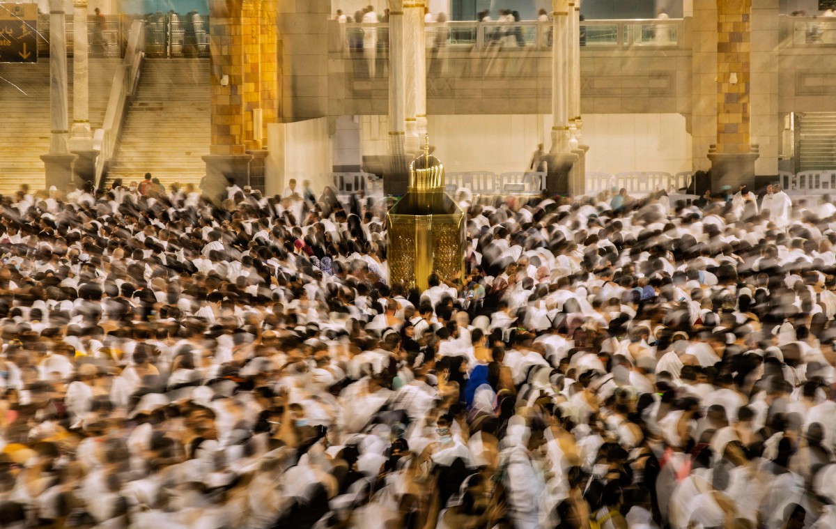 JEMAAH haji menunaikan solat di Masjidilharam semalam. FOTO  AFP.