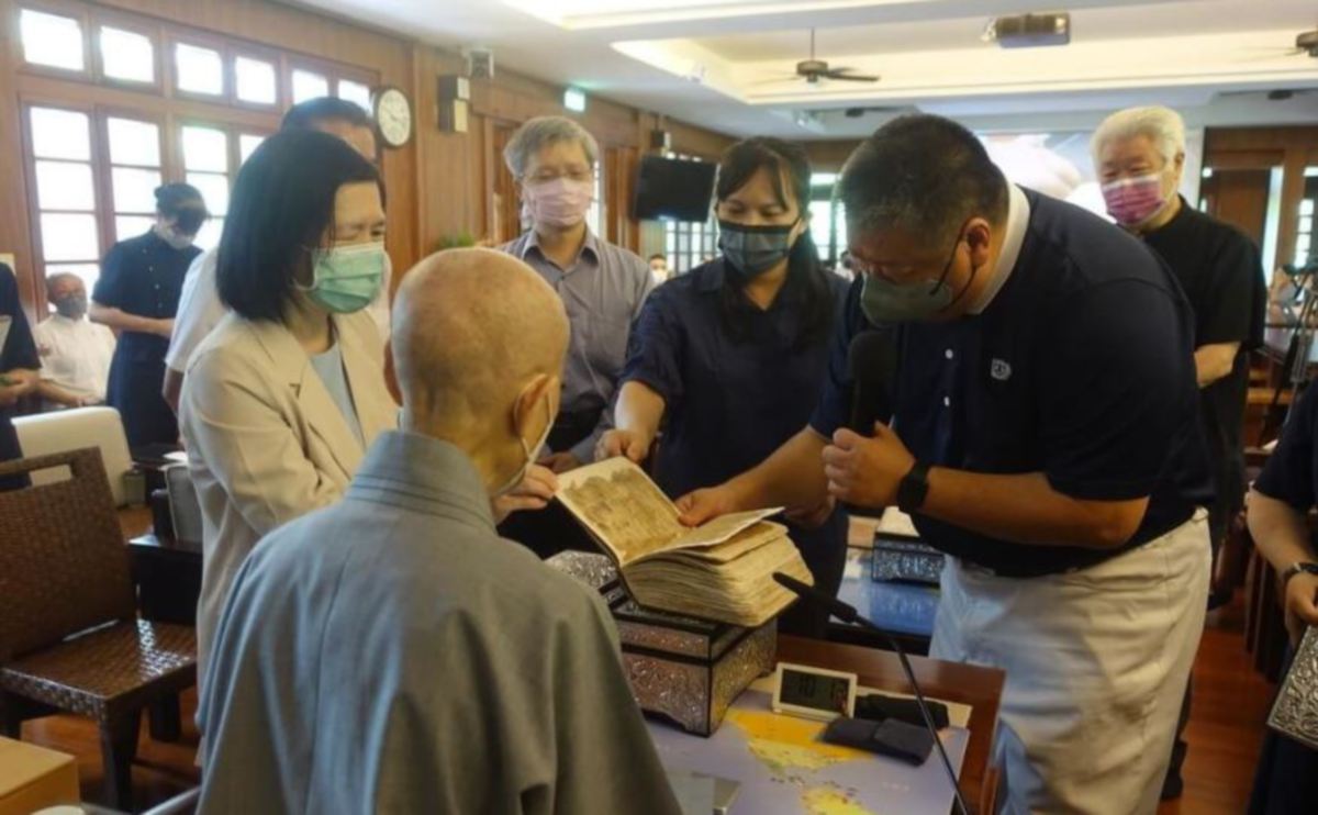 FAISAL Hu (kanan) dan pasukannya daripada Perpustakaan Negara Taiwan yang melengkapkan pemulihan al-Quran berusia 500 tahun menyerahkannya kepada Master Cheng Yen. FOTO Yayasan Amal Buddha Tzu Chi.