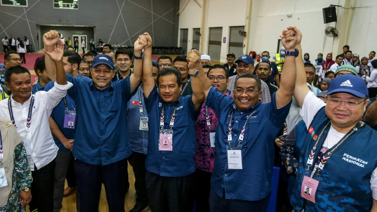 AZMAN (tengah) bersama Muhammad Sanusi (dua, kiri) serta Shahidan selepas memenangi PRU15 Parlimen Padang Serai. FOTO Luqman Hakim Zubir.