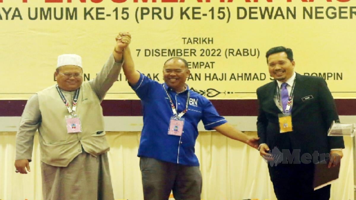 MOHD Johari (tengah) bersama Sulaiman ketika pengumuman Keputusan PRU15 DUN Tioman di Dewan Jubli Perak Sultan Ahmad Shah, Kuala Rompin. FOTO Farizul Hafiz Awang.
