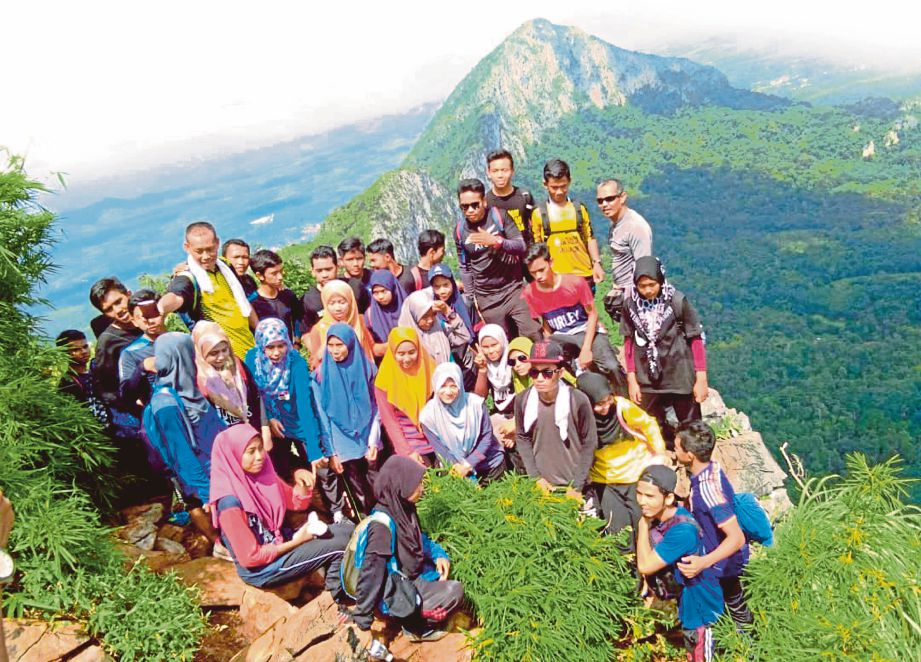  Pendaki  di puncak Gunung Baling dengan ketinggian 546 meter dari paras laut. 