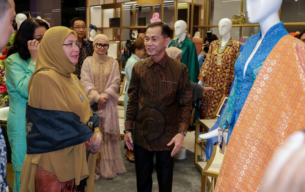 TUNKU Azizah (kiri) berkenan melawat galeri pameran selepas merasmikan Juma'ani Pavillion di Petra Jaya, Sarawak. FOTO Bernama.