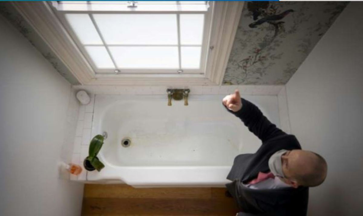 RUANG bilik mandi rumah itu. FOTO AFP