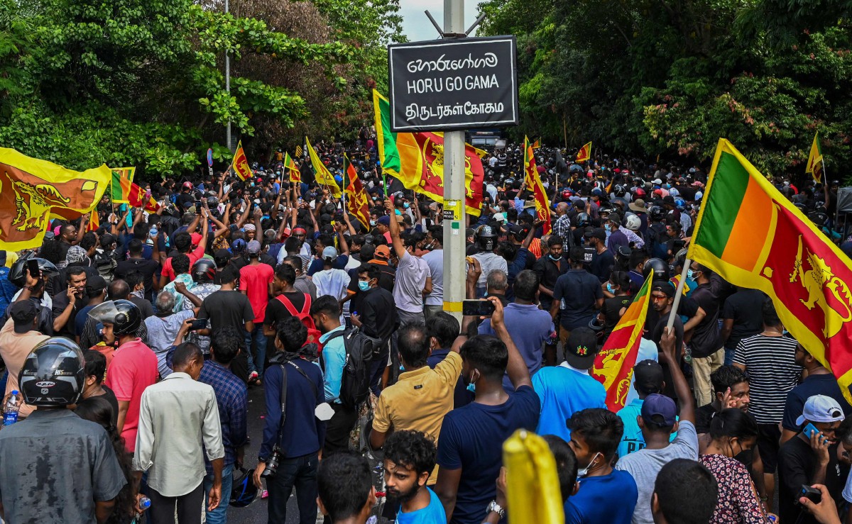 PENUNTUT universiti melakukan demonstasi berdekatan bangunan parlimen, menuntut Presiden Gotabaya Rajapaksa meletak jawatan. FOTO AFP.
