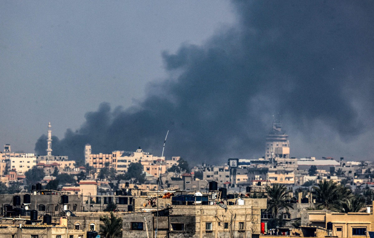 SERANGAN Israel di Khan Yunis di selatan Semenanjung Gaza.  FOTO AFP.