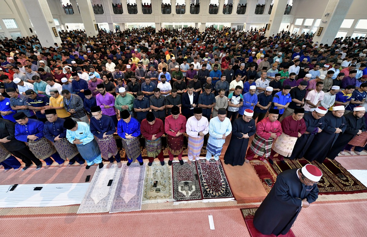 SOLAT Hajat selepas solat Jumaat di Masjid Al-Wathiqu Billah Tuanku Mizan Zainal Abidin, UiTM Shah Alam, hari ini yang turut dihadiri Perdana Menteri Datuk Seri Anwar Ibrahim. FOTO Bernama.