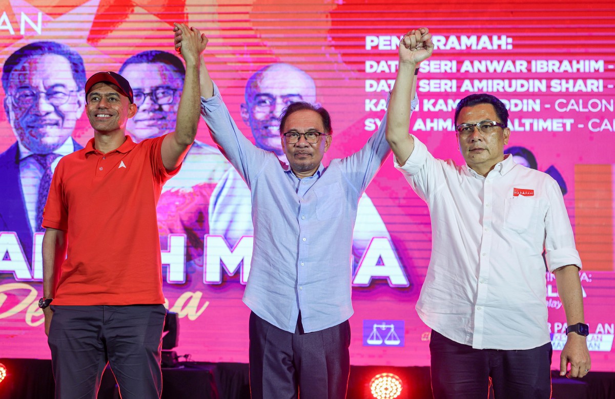 ANWAR bersama calon PH N20 Lembah Jaya, Syed Ahmad Syed Abdul Rahman Alhadad (kiri) dan calon N19 Bukit Antarabangsa Mohd Kamri Kamaruddin (kanan) selepas berucap pada Ceramah Mega Perdana sempena Pilihan Raya Negeri di Tapak Pasar Malam Ukay Perdana malam tadi. FOTO Bernama.