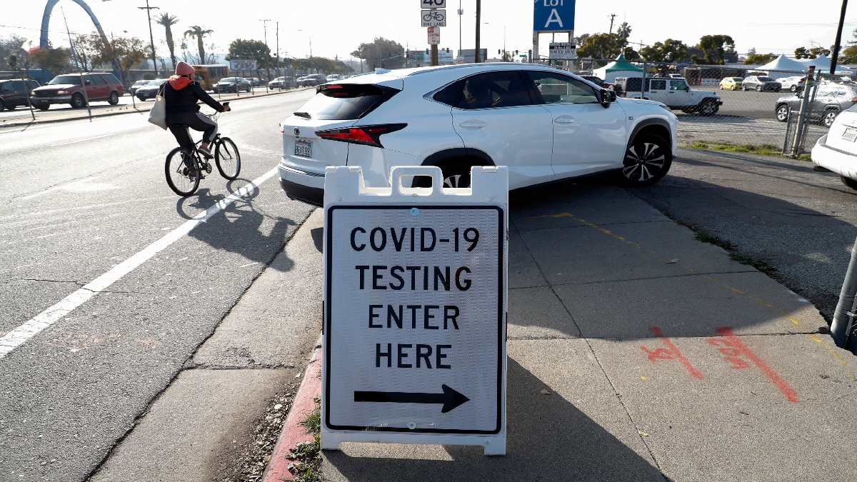 ORANG ramai hadir secara pandu lalu untuk menjalani ujian mengesan Covid-19 di San Jose, California. FOTO EPA 
