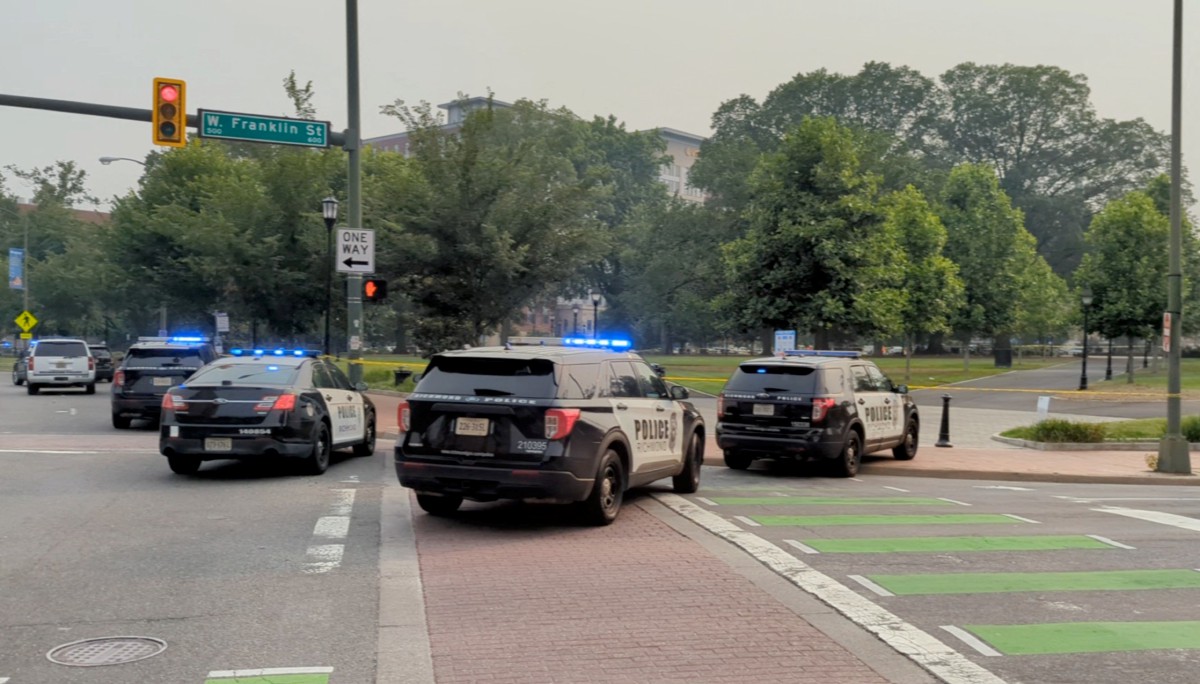 KENDERAAN polis di luar taman di Richmond, Virginia yang menyaksikan seorang lelaki melepaskan tembakan hingga mengorbankan dua orang dan lima lagi cedera. FOTO Reuters.