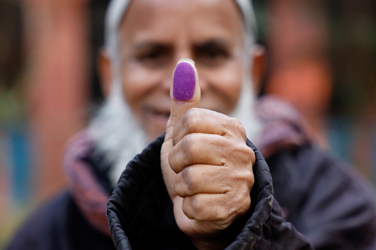 PENGUNDI warga emas menunjukkan dakwat pada jari tanda selesai membuang undi bagi pilihan raya ke-12 Bangladesh. FOTO Reuters.