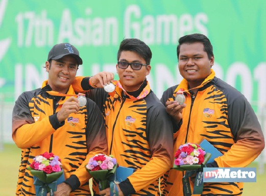 PINGAT perak yang dimenangi Khairul Anuar (kiri), Atiq (tengah) dan Hazik adalah pingat pertama dirangkul skuad memanah negara dalam sejarah Sukan Asia. FOTO Yazit Razali