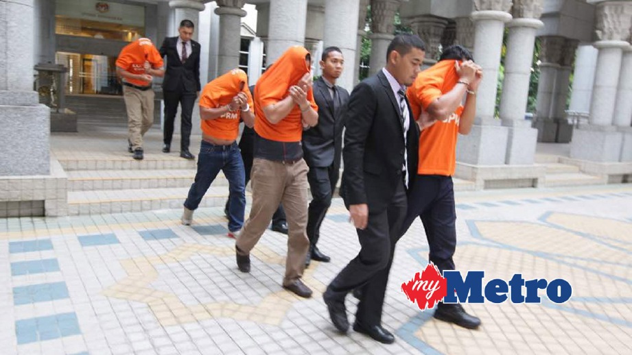 EMPAT penguatkuasa JPJ di Mahkamah Majistret Putrajaya. FOTO Mohd Fadli Hamzah