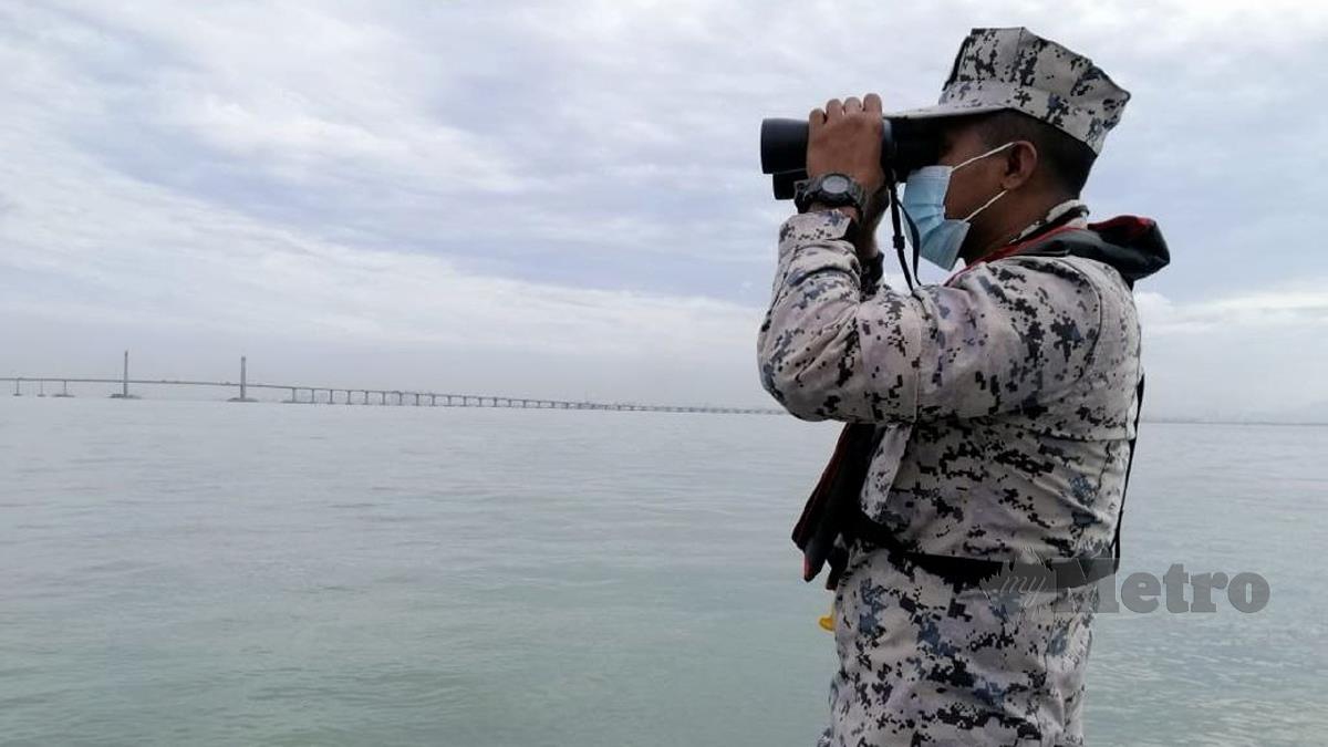 ANGGOTA APMM mengesan lelaki dipercayai terjun dari Jambatan Pulau Pinang. FOTO ihsan APMM