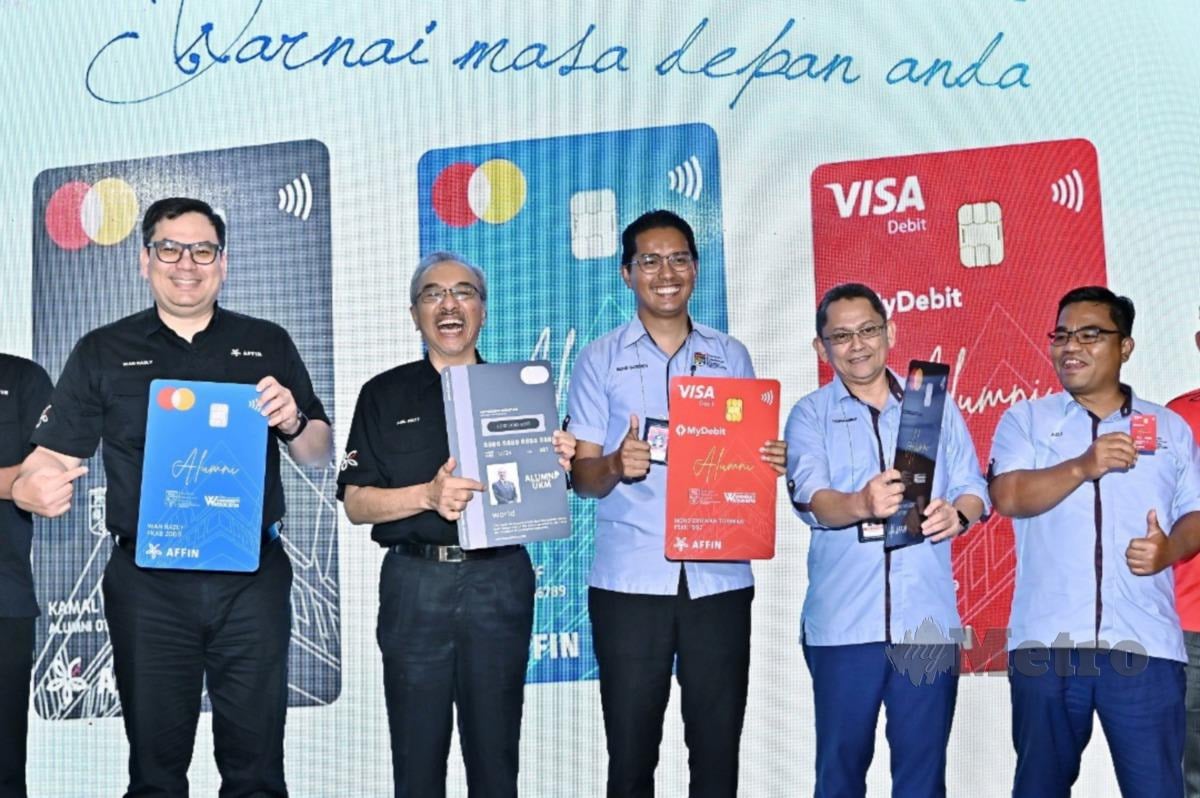 WAN Razly (kiri), Agil (dua dari kiri) dan Dr Mohd Suzeren (tengah) melancarkan kad kredit/debit Alumni UKM Affin. - Gambar NSTP/ROHANIS SHUKRI