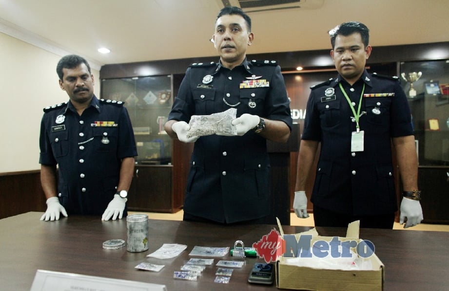 MOHD Faisal menunjukkan heroin, syabu serta peralatan memproses dadah yang dirampas. FOTO Adzlan Sidek