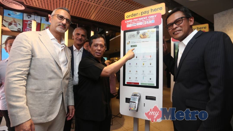 JAMIL (tiga kiri) merasmikan Restoran McDonald's Bukit Bintang. Turut sama Kamal (kiri), Abdulrahman dan Azmir (kanan). FOTO Rohanis Shukri