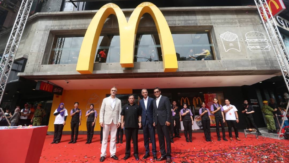 JAMIL (dua kiri) merasmikan Restoran McDonald's Bukit Bintang. Turut sama Kamal (kiri), Abdulrahman dan Azmir (kanan). FOTO Rohanis Shukri