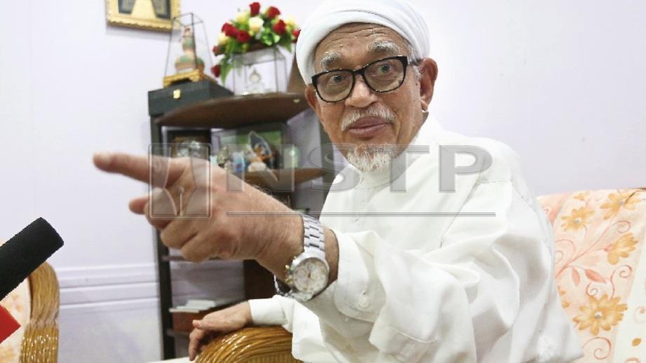 ABDUL Hadi ketika ditemu ramah bersama wartawan selepas kuliah jumaat di kediamannya. FOTO Ghazali Kori